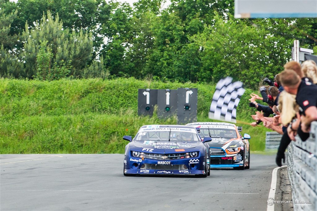 Lasse Sørensen får målflag og vinder finalen på Ring Djursland
(Foto: Stefan Mehl Photography)